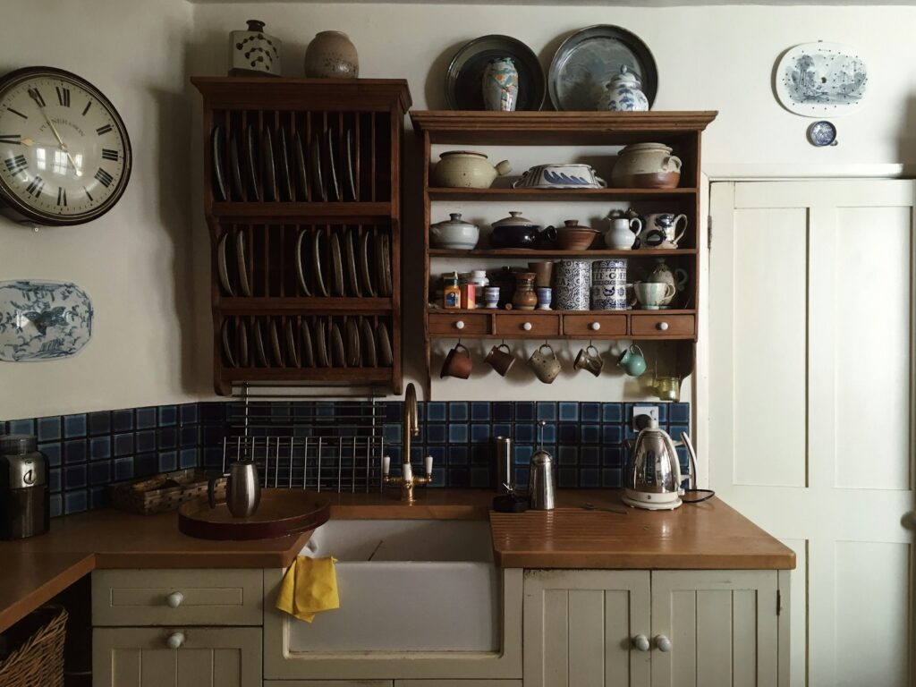 Cocina equipada con escurridor de platos (foto ilustrativa)