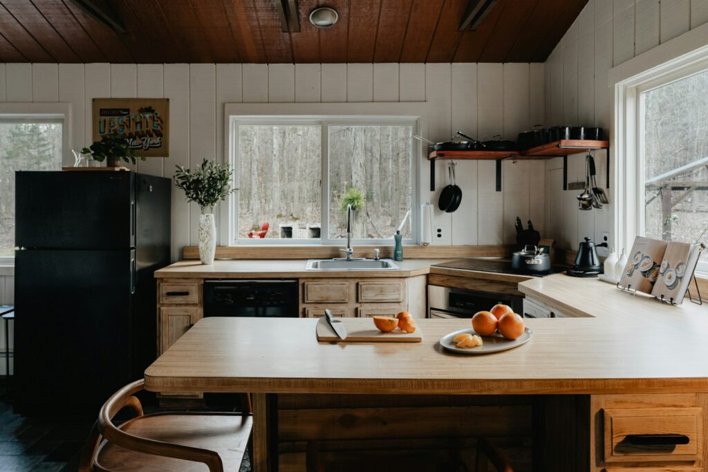 Cocina con mesa y heladera (foto ilustrativa)