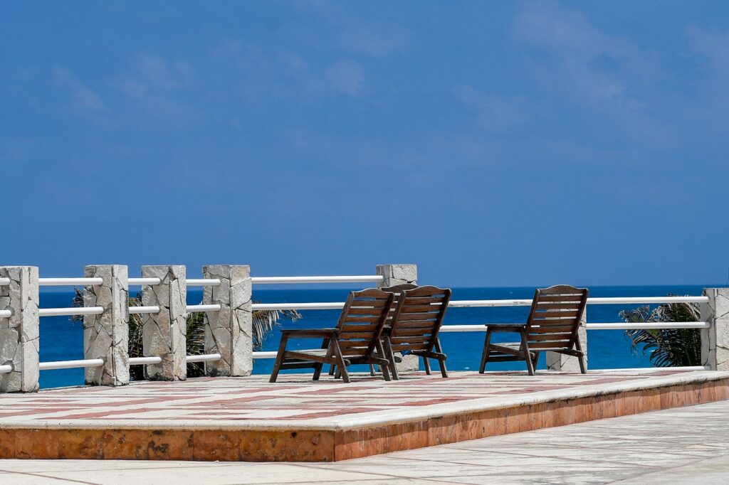 Dos sillas de madera mirando al mar (foto ilustrativa)