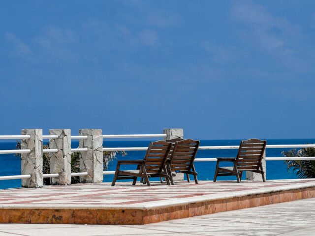 Dos sillas de madera mirando al mar (foto ilustrativa)