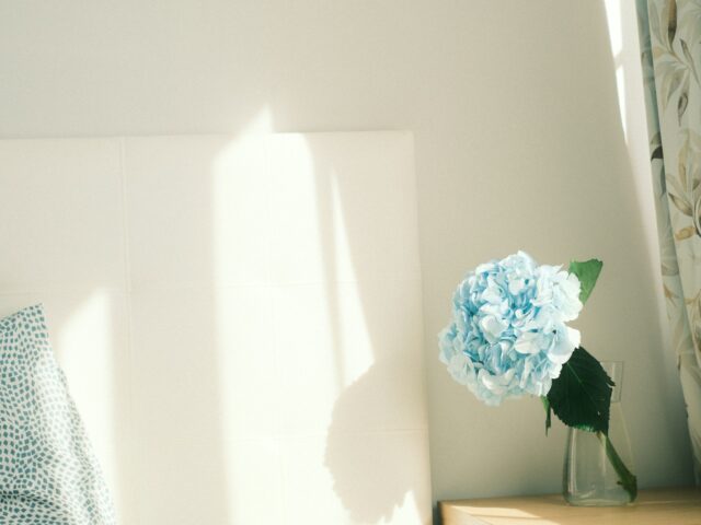 Dormitorio matrimonial con detalle de flores (foto ilustrativa)