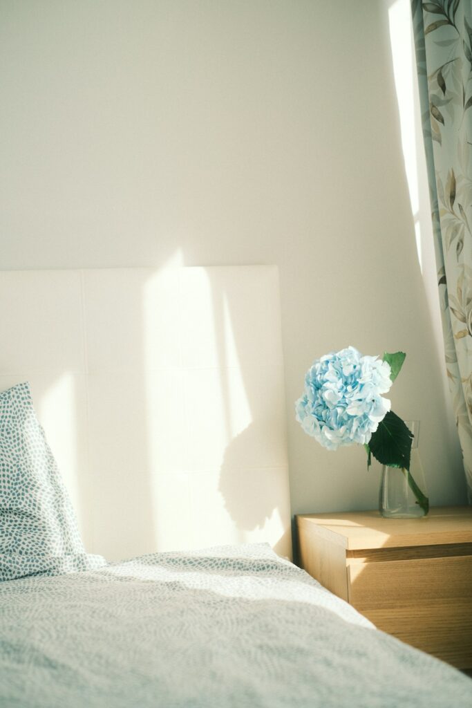 Dormitorio matrimonial con detalle de flores (foto ilustrativa)