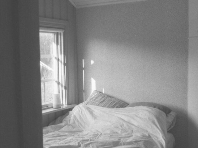 Dormitorio con cama hecha y luz de ventana (foto ilustrativa)