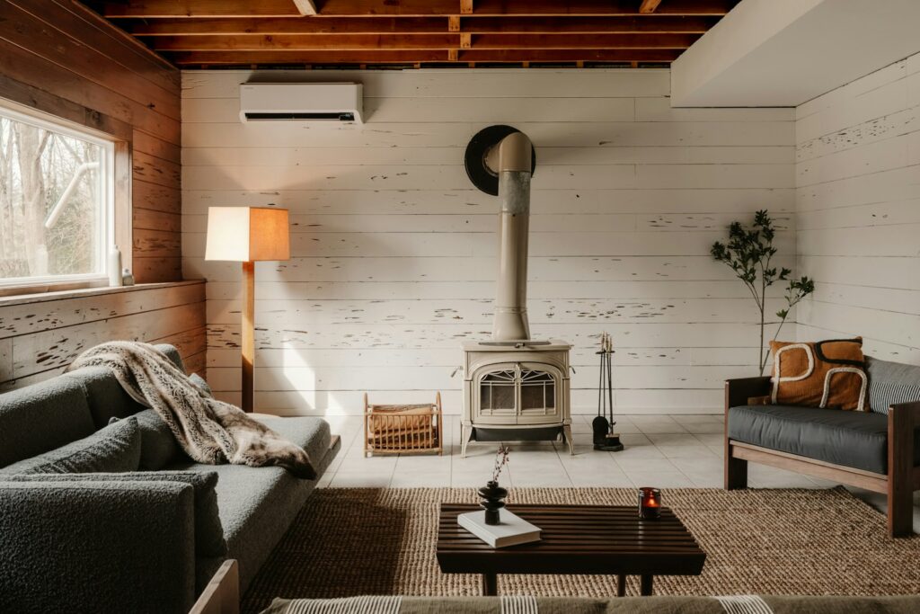 Living con estufa a leña y sillón (foto ilustrativa)