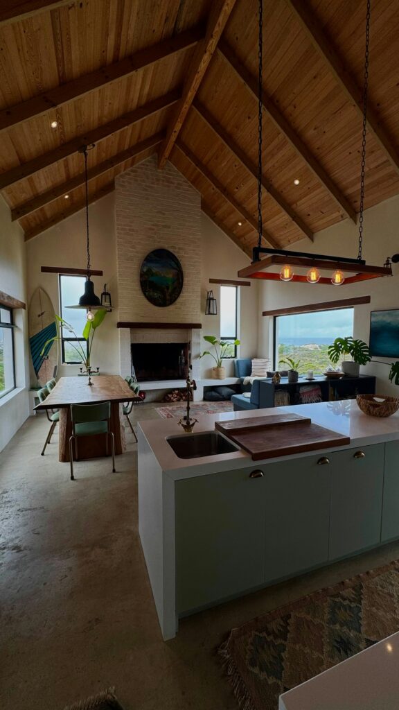 Living y cocina integrados con techo de madera (foto ilustrativa)