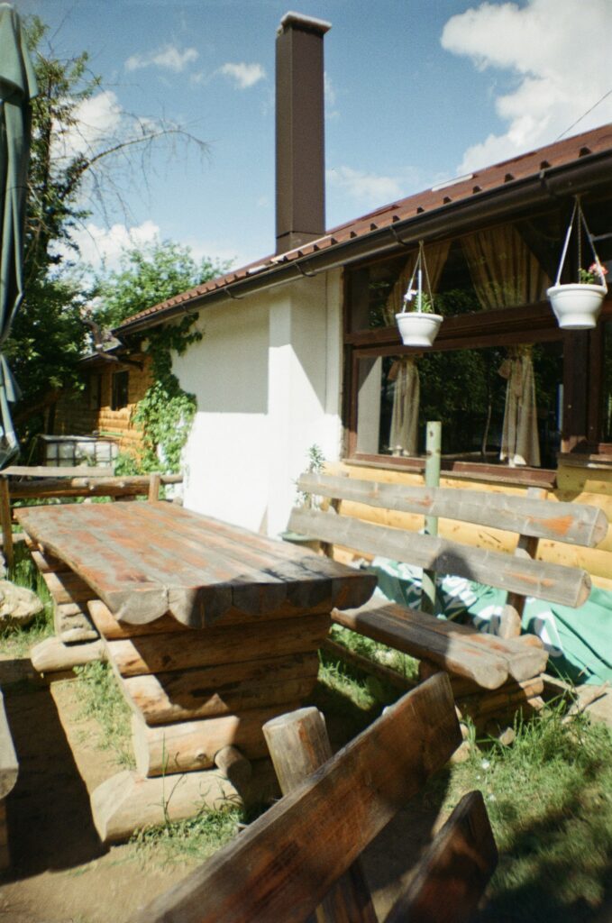 Mesa rústica de madera en el jardín (foto ilustrativa)