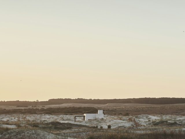 Casa entre las dunas al atardecer (foto ilustrativa)