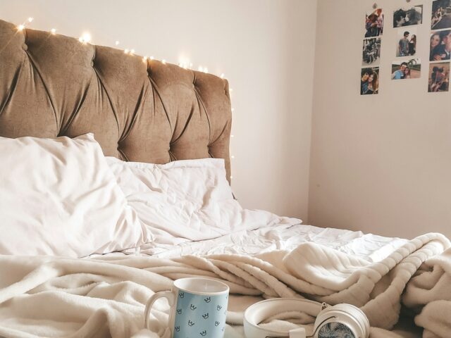 Taza de café sobre la ropa de cama (foto ilustrativa)