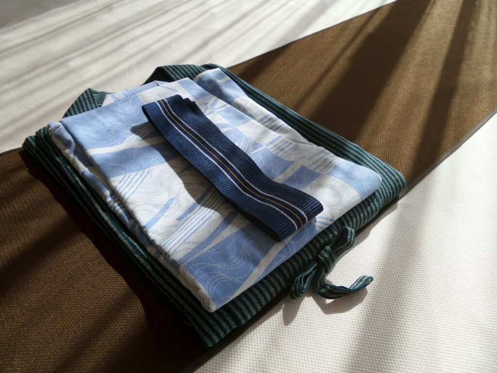 Toallas dobladas sobre la cama (foto ilustrativa)