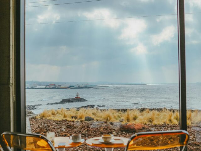 Mesa junto a la ventana con vista al mar (foto ilustrativa)