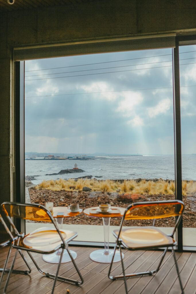 Mesa junto a la ventana con vista al mar (foto ilustrativa)